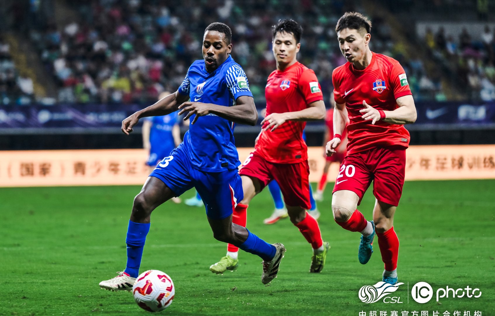 爱游戏体育-武汉三镇训练开放日；赛后状态回暖引欢呼；欧冠在即；轮换策略成焦点(两汉三镇说武汉答案)