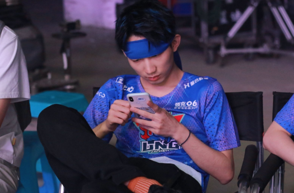 AYX-包含Rookie回归赛场，比分优势明显首场状态亮眼，日本队观众沸腾！的词条